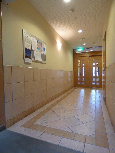 物件外観写真2　(明るいロビー)