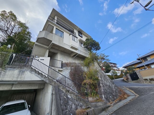 甲陽園西山町戸建ての物件外観写真