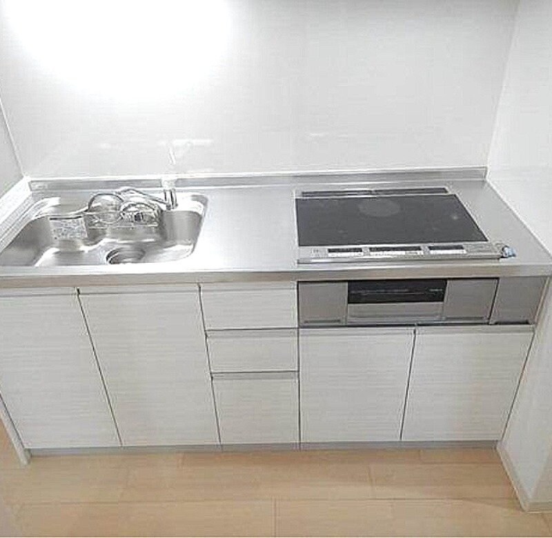 物件内観写真5　(調理スペース・流しも大きめなので、本格的なお料理も◎)