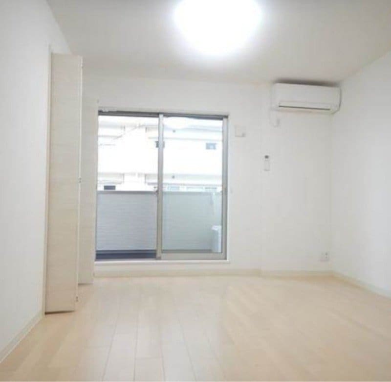 物件内観写真11　(全体的に白基調なので、明るい雰囲気のお店です♪)