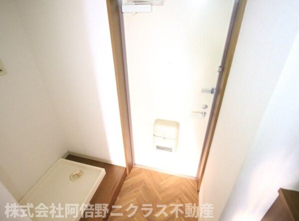 玄関(内装は別部屋の参考写真です。)