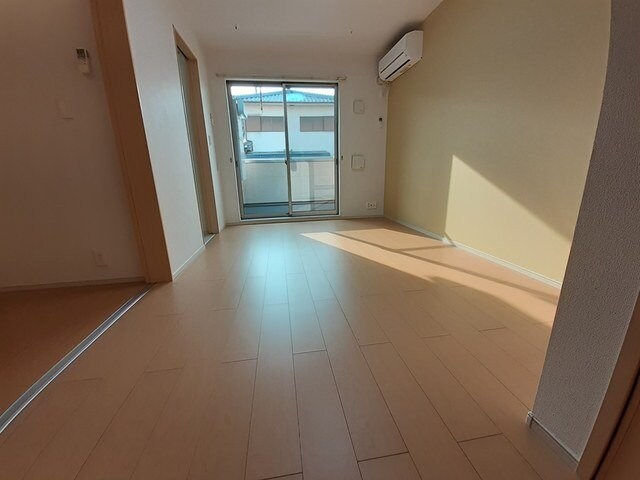 物件内観写真9　(こちらのリビングで趣味の時間をお楽しみください)