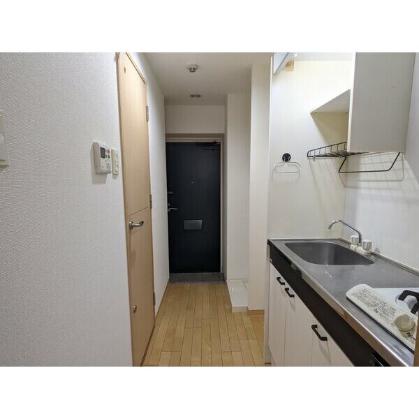玄関(内装は別部屋の参考写真です。)