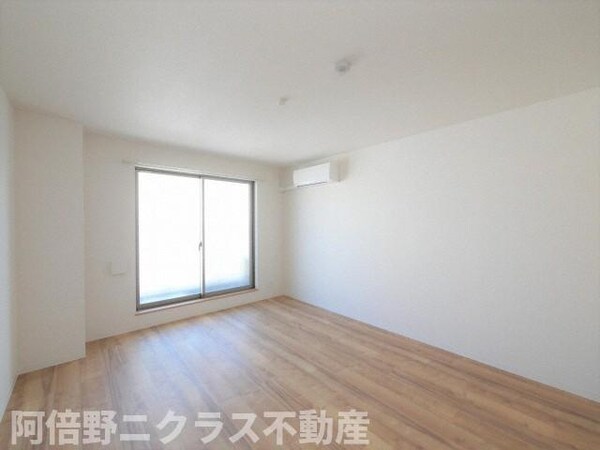 居室(内装は別部屋の参考写真です。)