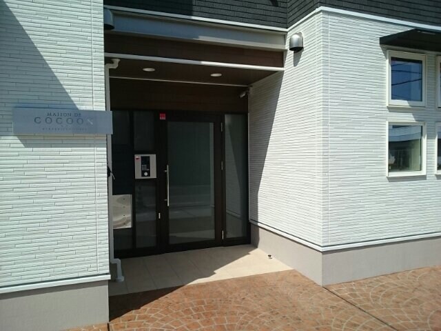 物件外観写真2　(ゆとりのあるエントランスです)