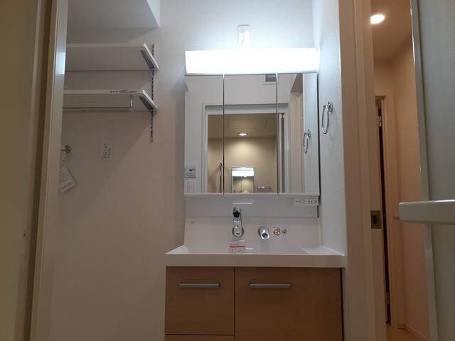 物件内観写真16　(明るい洗面所です)