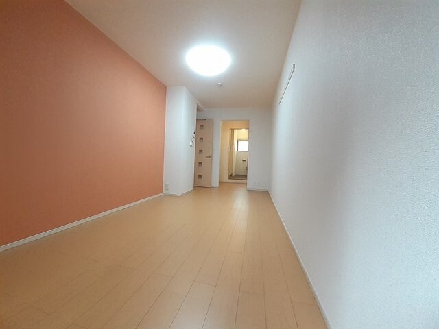 物件内観写真10　(明るい色調の室内です)