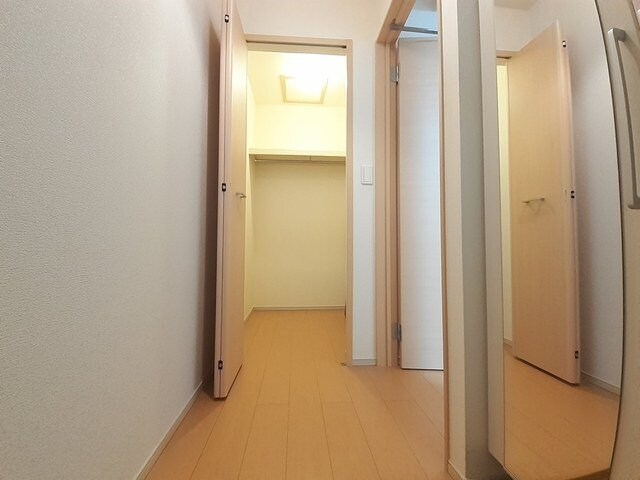 物件内観写真14　(小物を収納するのに便利です)