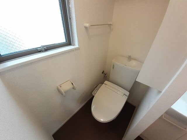 物件内観写真17　(ゆったりとした空間のトイレです)