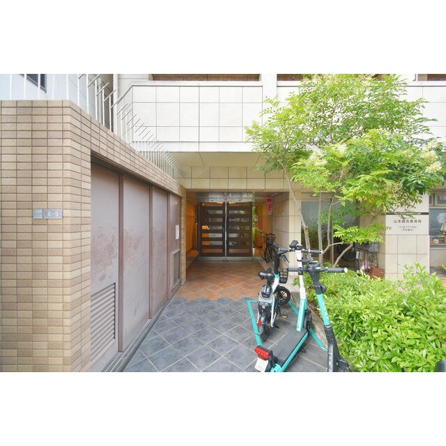 物件外観写真2　(建物の内部です)