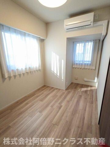 物件内観写真11　(こちらの居間で趣味の時間をお楽しみください)