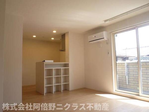 居室(内装は別部屋の参考写真です。)