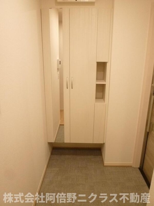 玄関(内装は別部屋の参考写真です。)