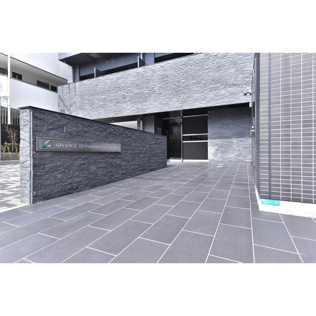 物件外観写真2　(ゆとりのあるエントランスです)