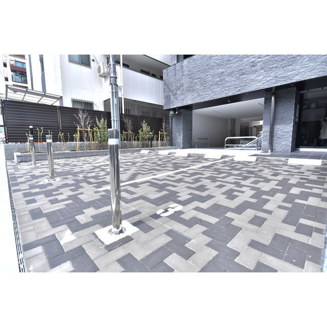 物件外観写真3　(駐車場があるので、車を買う予定の方も安心です)