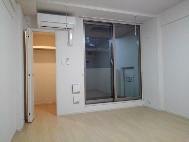 物件内観写真12　(明るい色調の室内です)