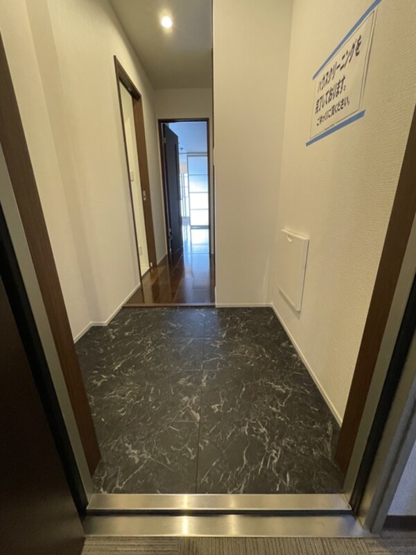 玄関(内装は別部屋の参考写真です。)