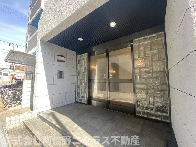物件外観写真3　(清潔なエントランスです)