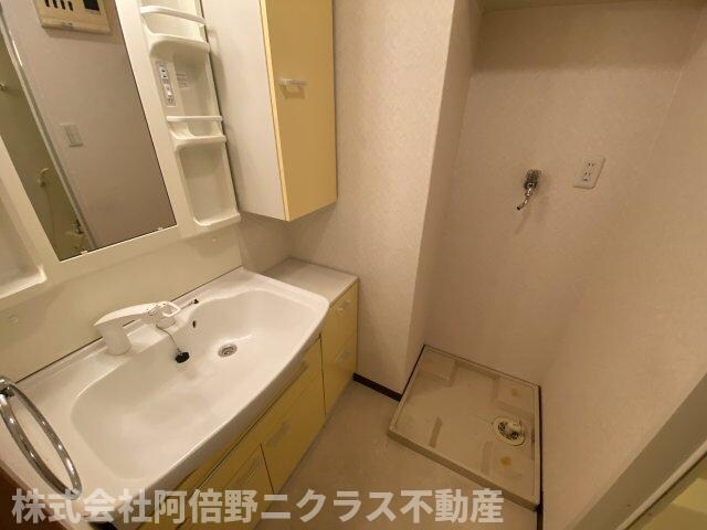物件内観写真8　(広い洗面スペース)