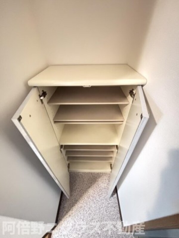 玄関(内装は別部屋の参考写真です。)