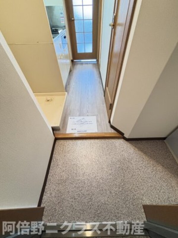 玄関(内装は別部屋の参考写真です。)