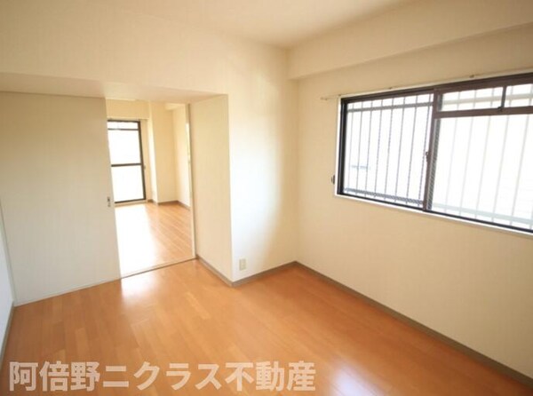 居室(内装は別部屋の参考写真です。)