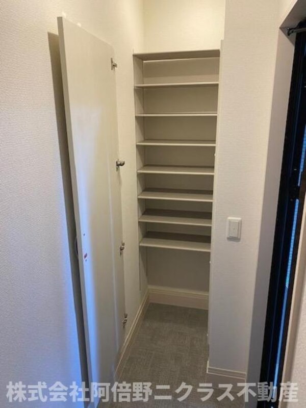 玄関(内装は別部屋の参考写真です。)