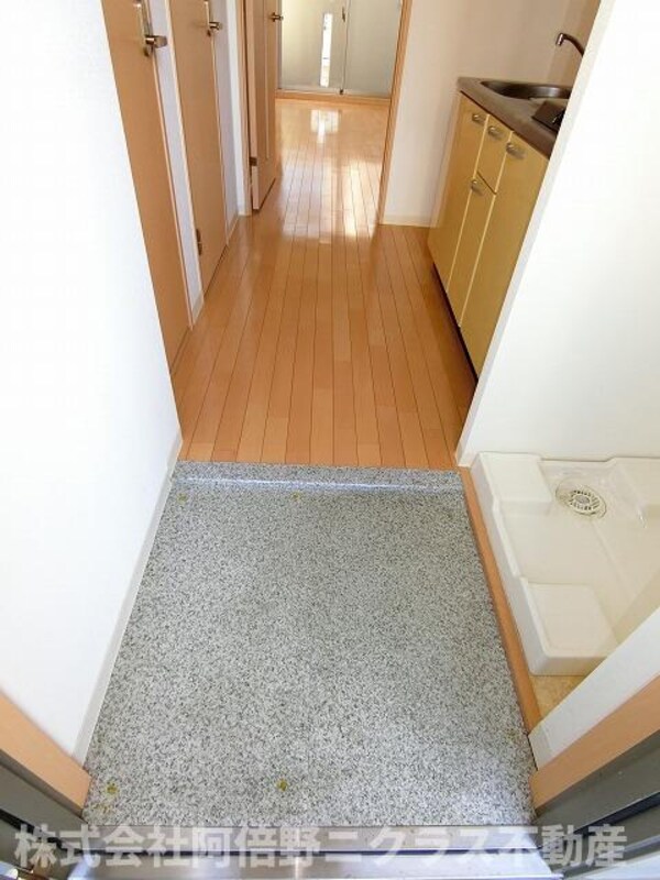 玄関(内装は同建物の参考写真です。)