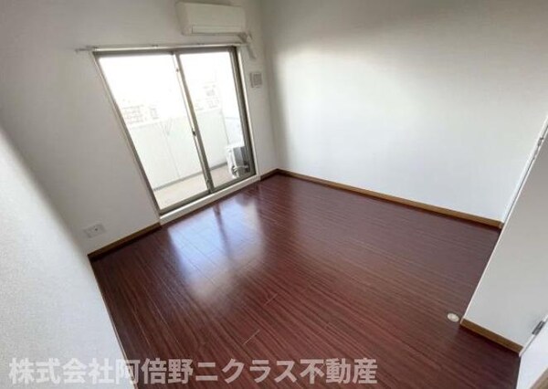 居室(内装は別部屋の参考写真です。)