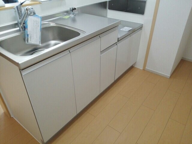 物件内観写真11　(コンパクトなキッチンで掃除もラクラク)