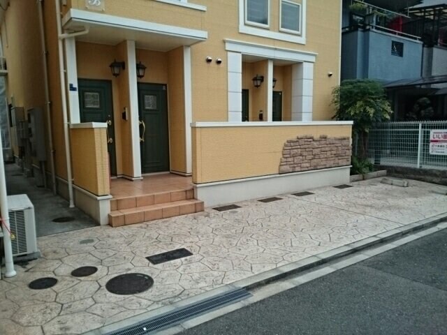 物件外観写真2　(落ち着いたエントランスです)