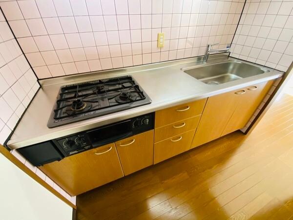キッチン(内装は別のお部屋の参考写真。)