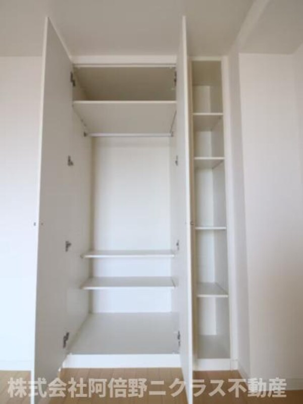 収納(内装は別部屋の参考写真です。)