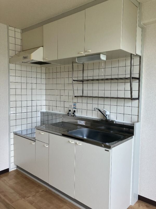 キッチン(内装は別部屋の参考写真です。)