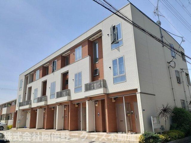 物件外観写真1　(外観は落ち着いています)