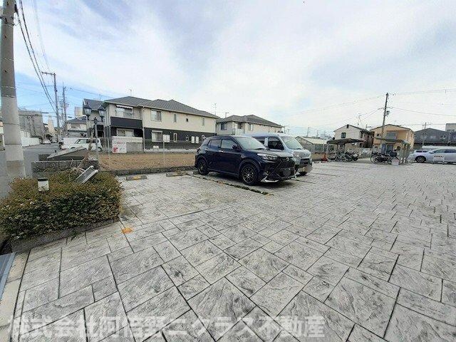 物件外観写真2　(駐車スペースもあります)