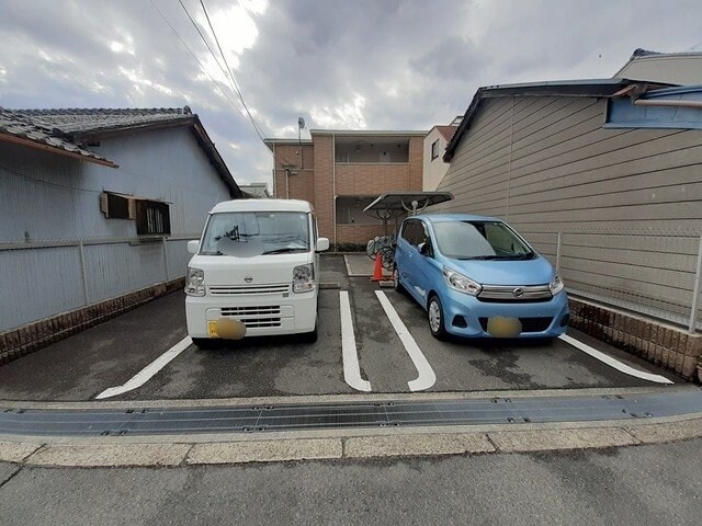 物件外観写真3　(車をお持ちの方に嬉しい駐車場付きの物件です)
