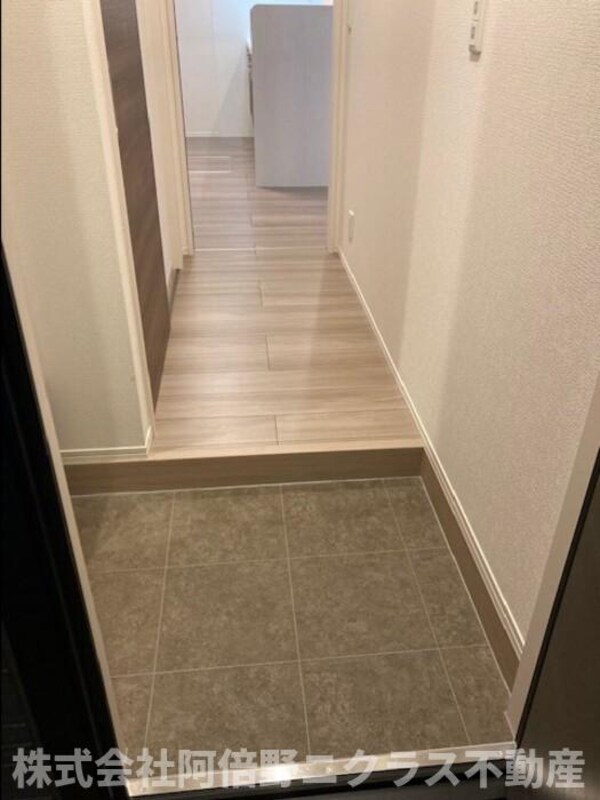 玄関(内装は別部屋の参考写真です。)