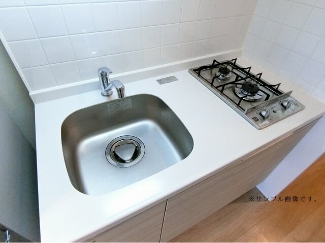 物件内観写真3　(明るい色調の室内です)