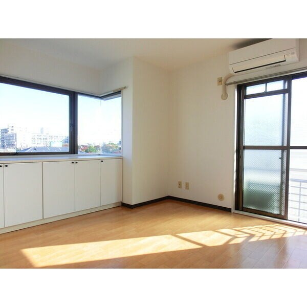 居室(内装は別部屋の参考写真です。)