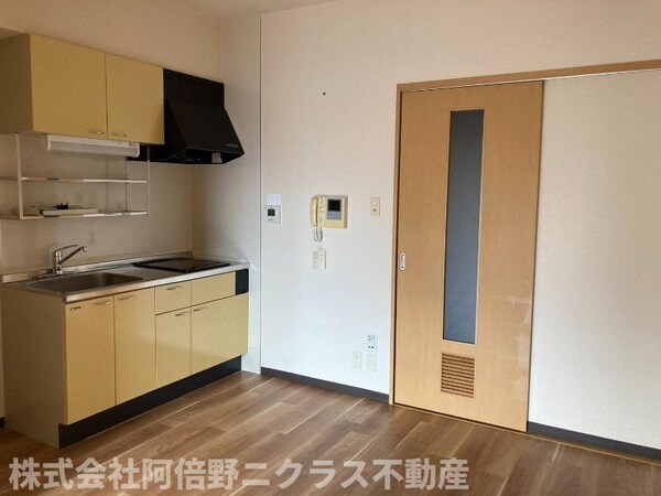 キッチン(内装は別部屋の参考写真です。)
