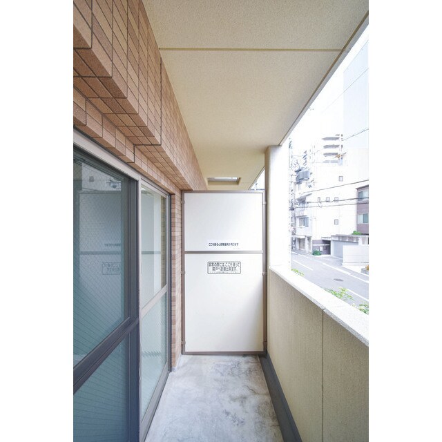 物件内観写真11　(バルコニーからの眺めを楽しみながら食事をしませんか)