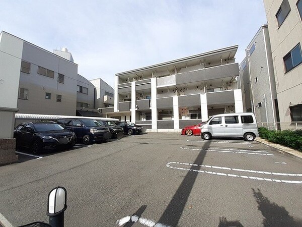 駐車場(駐車場に車を止められます)