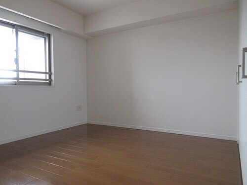 物件内観写真11　(洋室約６．５畳　※前回募集時／２０２２年６月の写真)