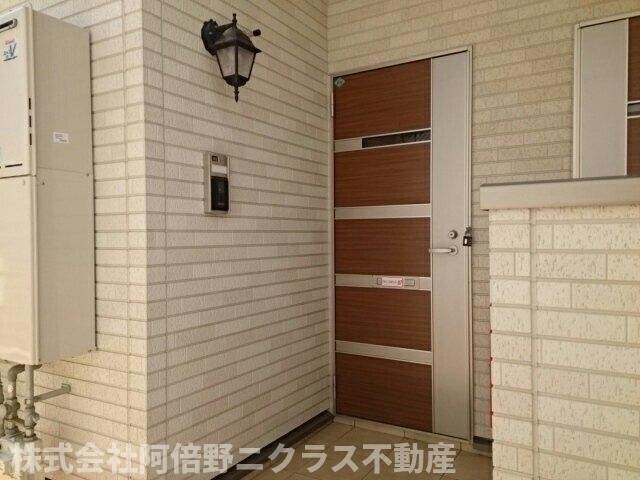 物件外観写真2　(落ち着いたエントランスです)
