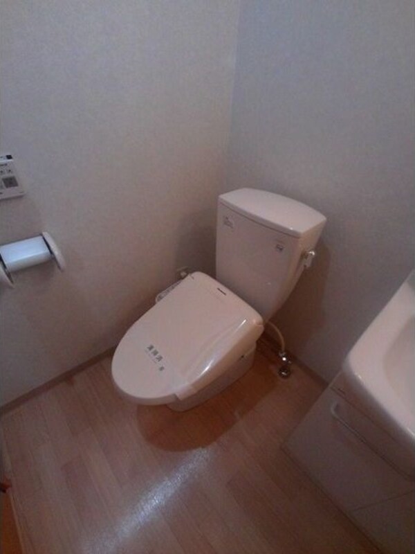 トイレ(内装は別部屋の参考写真です。)