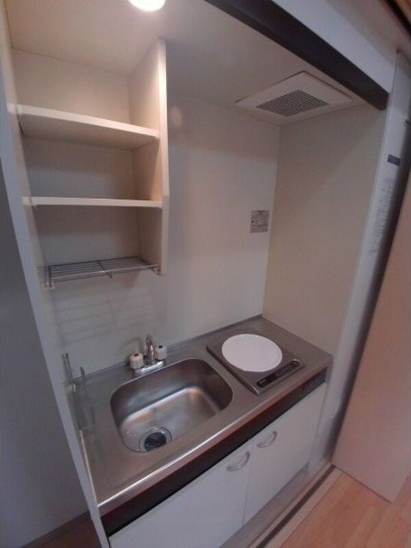 キッチン(内装は別部屋の参考写真です。)