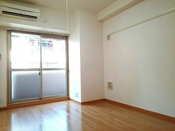 居室(こちらのリビングで趣味の時間をお楽しみください)