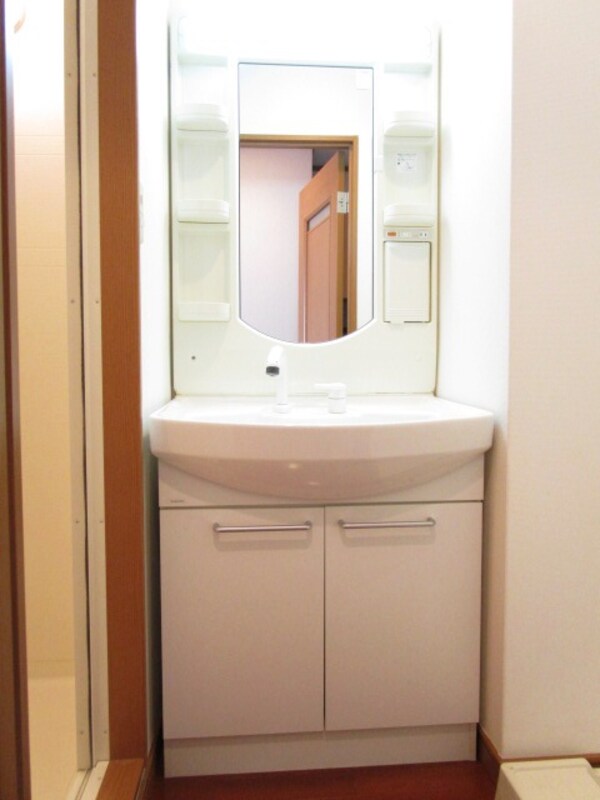 洗面・脱衣所(内装は同建物・別部屋の参考写真です。)