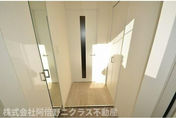 玄関(内装は別部屋の参考写真です。)